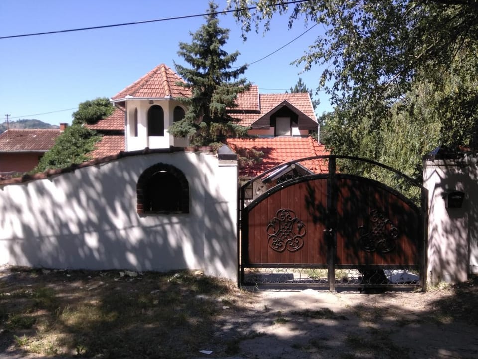 Vila Blue Mountain Lake Villa in Novi Sad