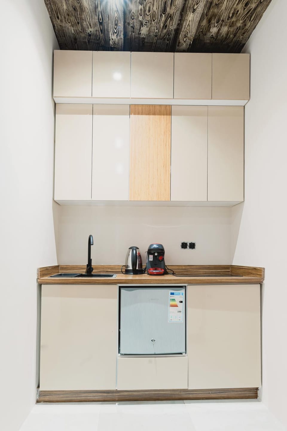 Kitchen or kitchenette, minibar