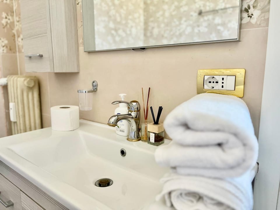 Bathroom, towels