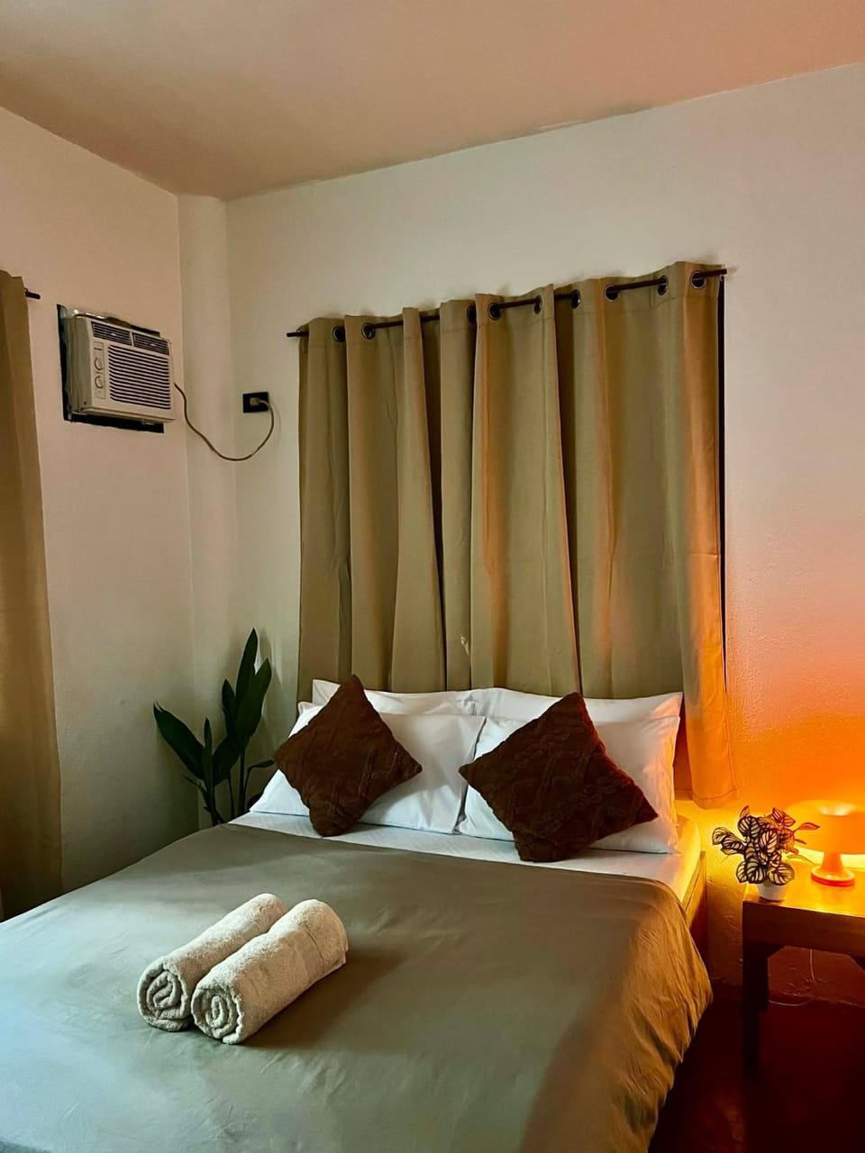 Bed, Bedroom, towels
