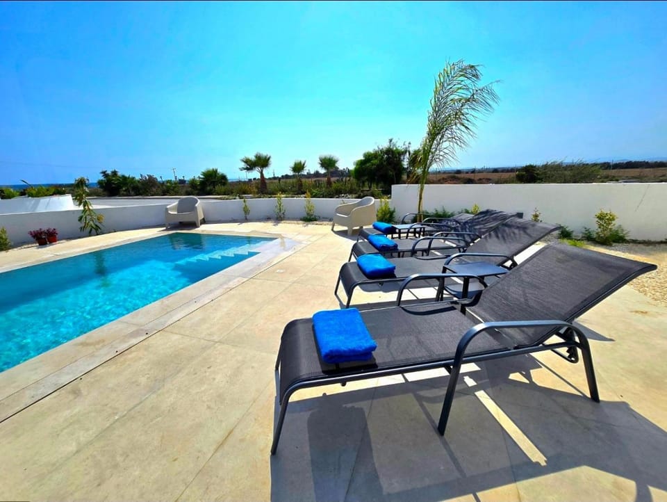 Pool view, Swimming pool, sunbed