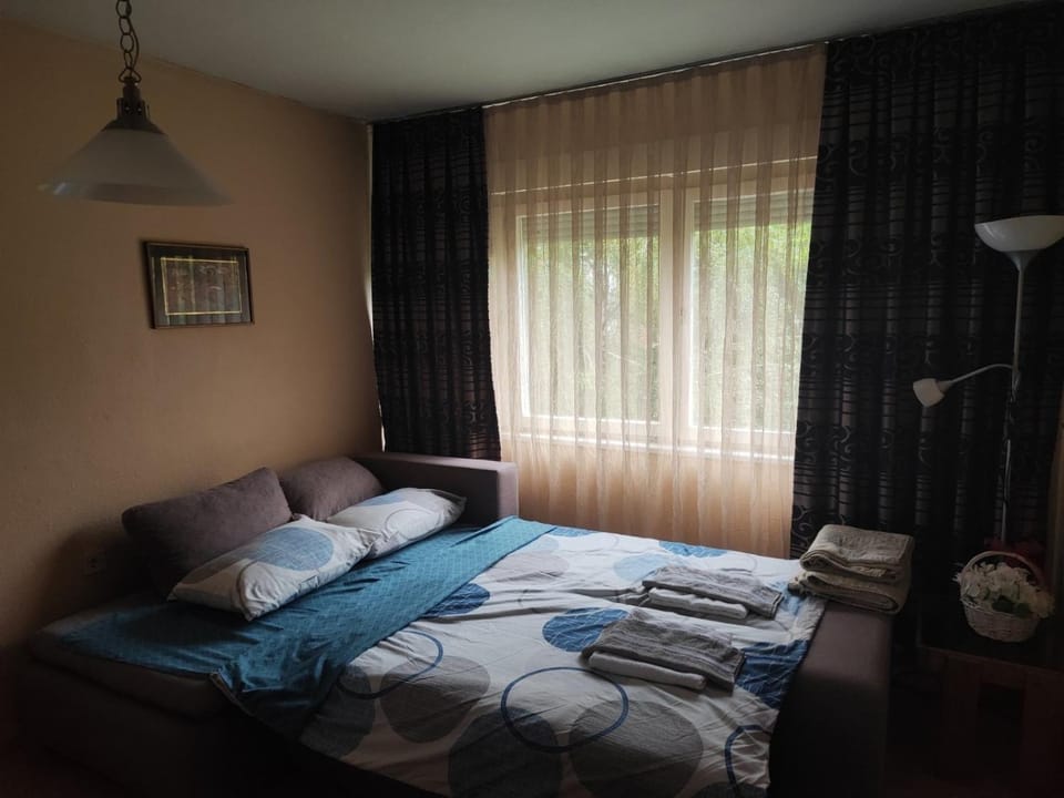 Bed, Bedroom, towels