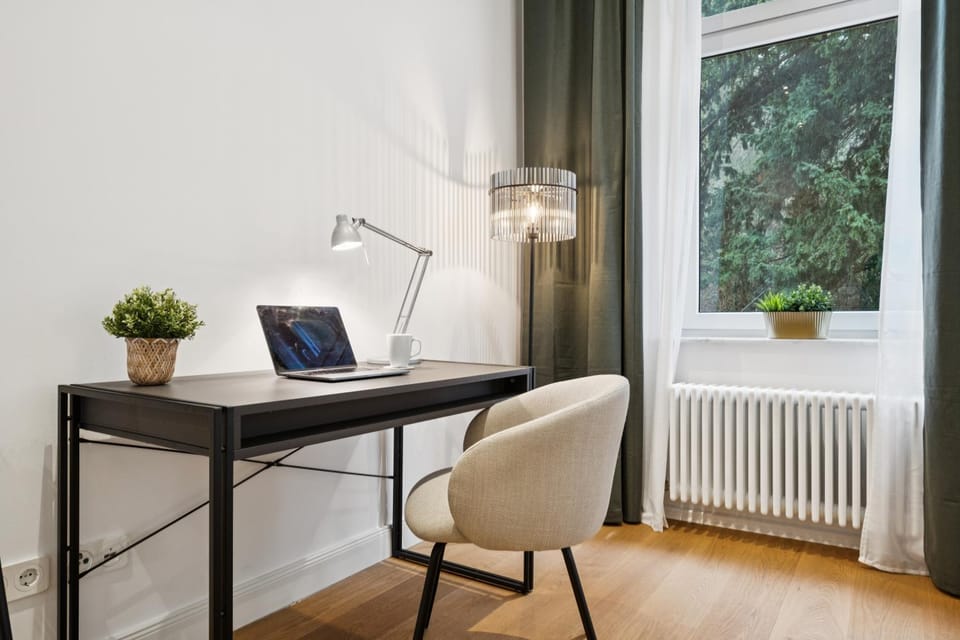 Bedroom, internet