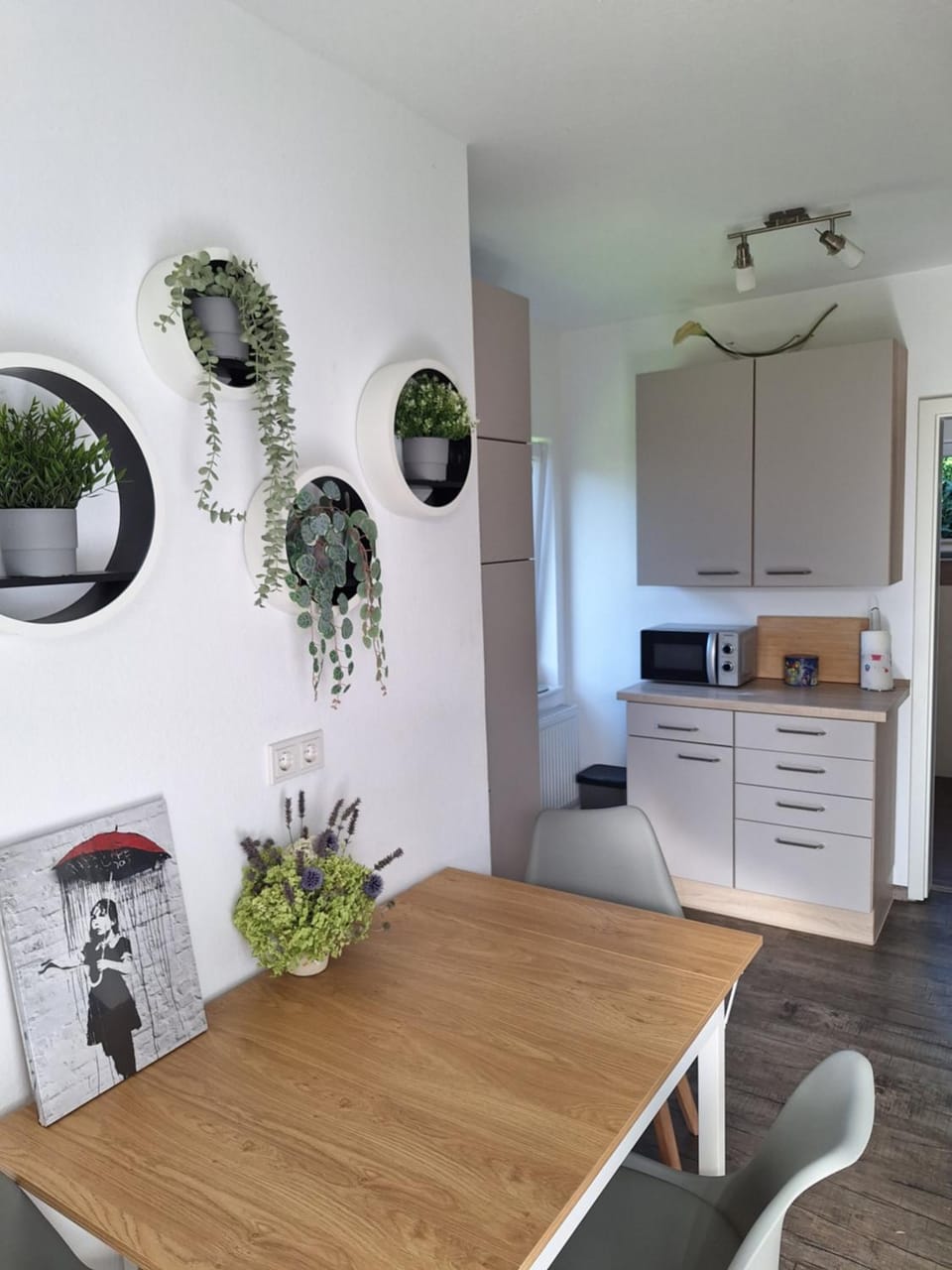 Kitchen or kitchenette, Dining area