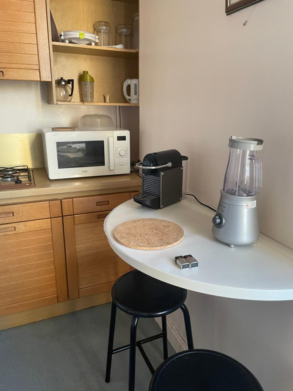 Coffee/tea facilities, Kitchen or kitchenette, Dining area, stove