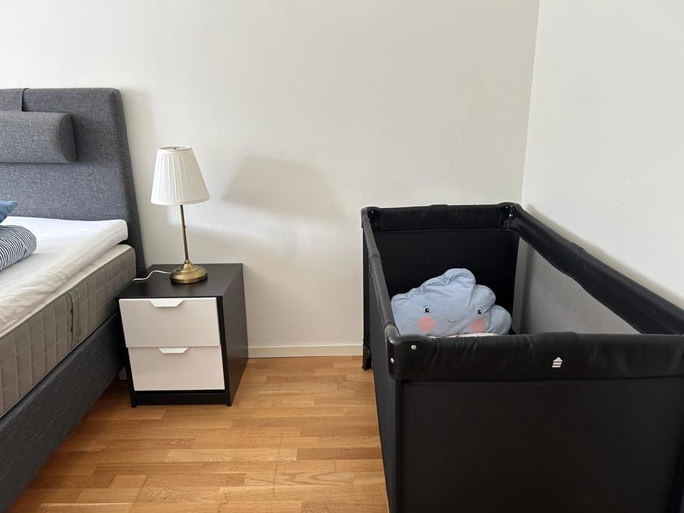 Bedroom, cot