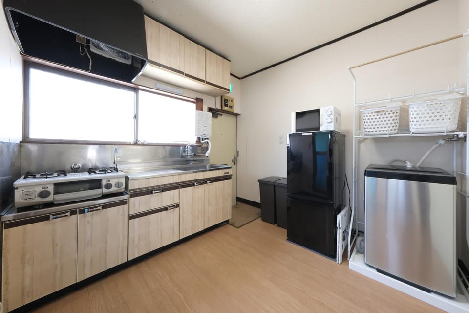 Kitchen or kitchenette, Photo of the whole room, microwave, laundry