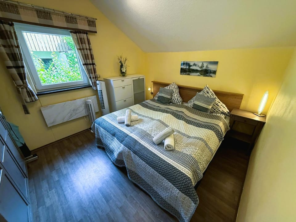 Bed, Bedroom, towels