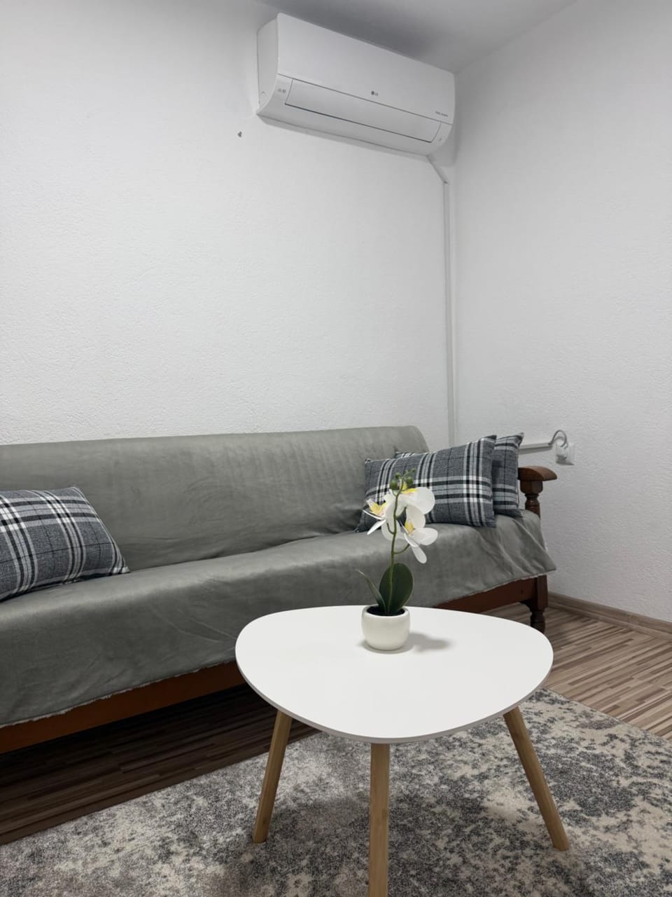 Living room, Seating area, air conditioner