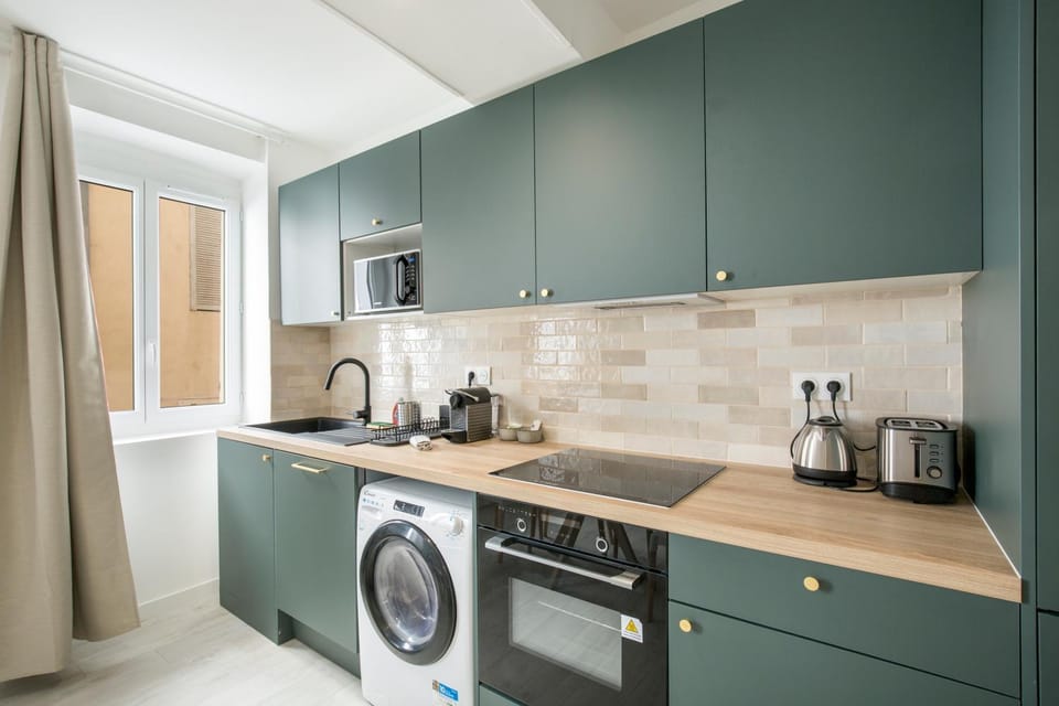 Kitchen or kitchenette, stove, washing machine