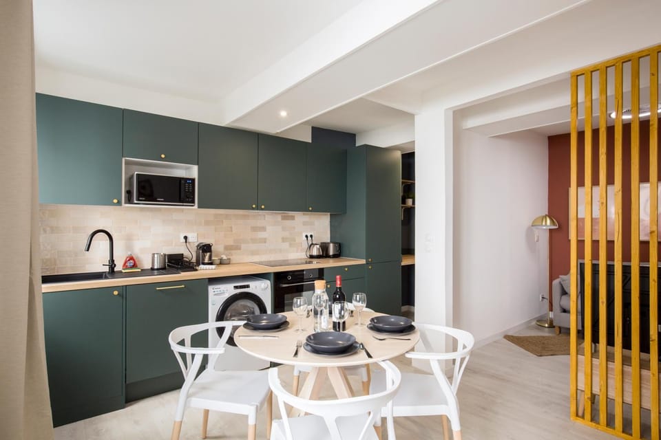 Coffee/tea facilities, Kitchen or kitchenette, Living room, Seating area, Dining area, oven, stove