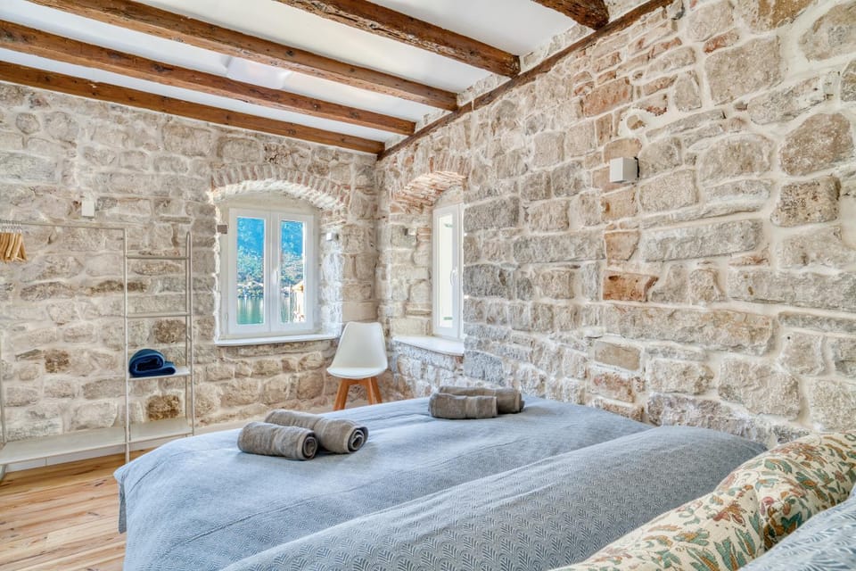 Bed, towels