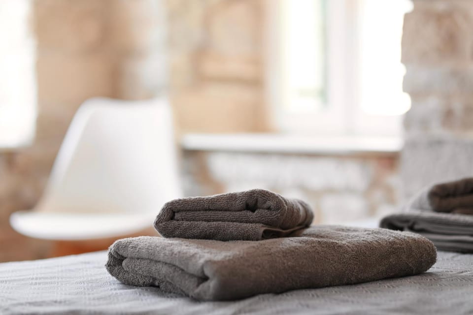 Bed, Bedroom, towels