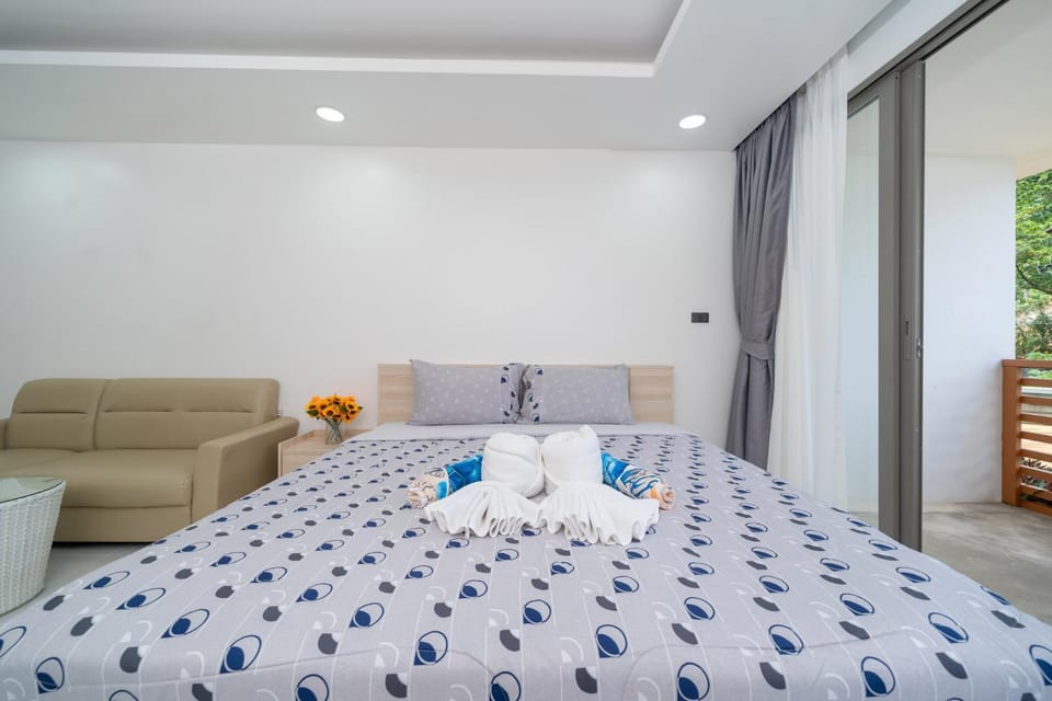 Bed, Living room, Photo of the whole room, Seating area, Bedroom