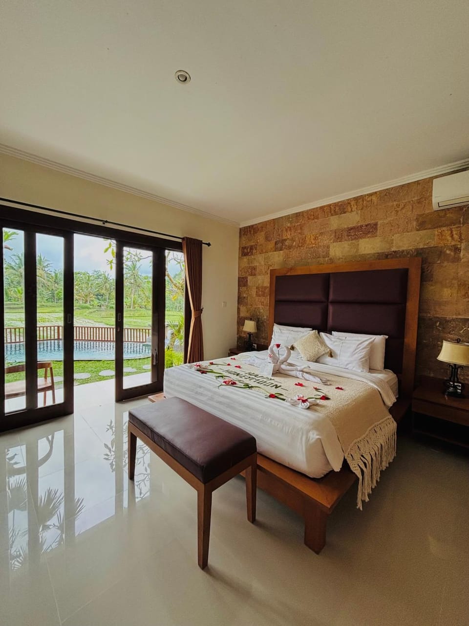 Bed, Photo of the whole room, Bedroom