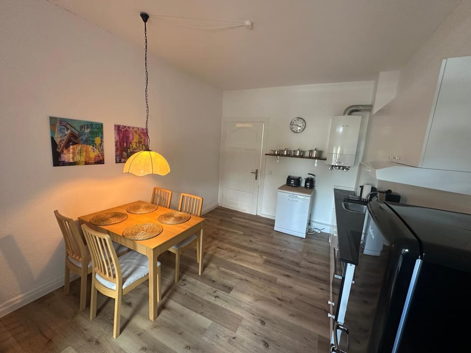 Kitchen or kitchenette, Dining area, oven, stove