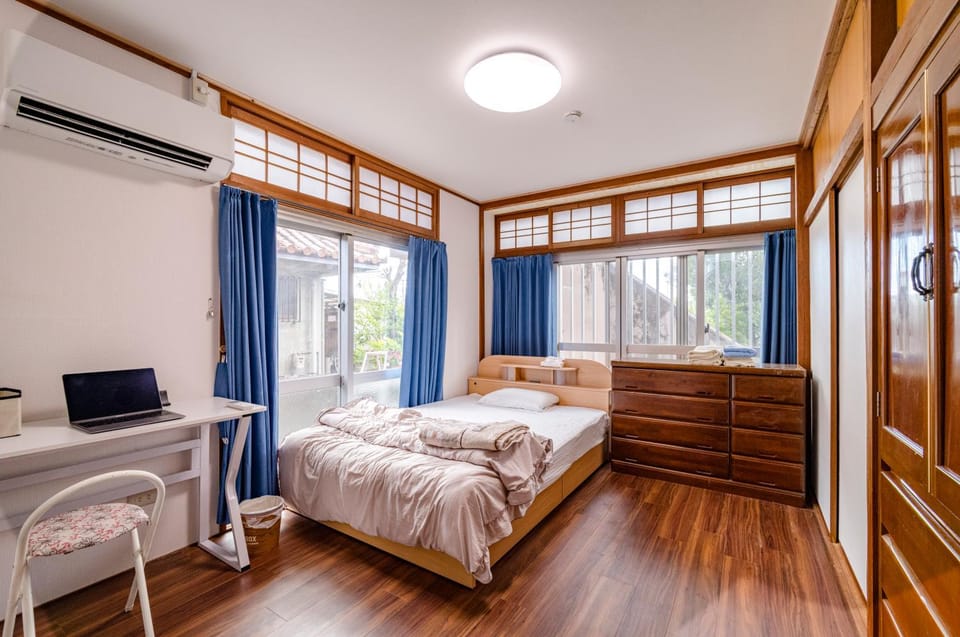 Bed, Bedroom, air conditioner