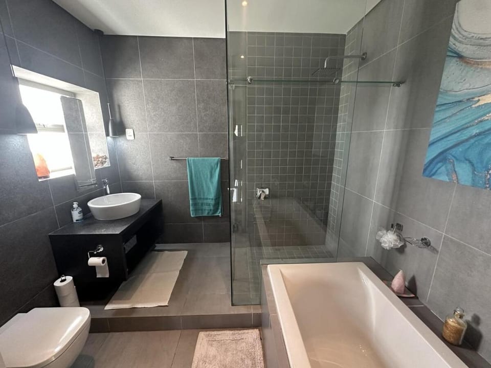 Sunset Links Golf Estate home, walk to Beach House in Cape Town