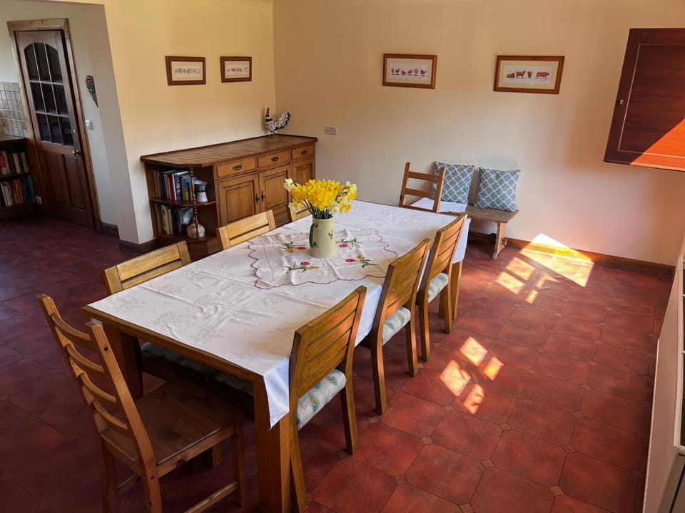 Kitchen or kitchenette, Seating area, Dining area