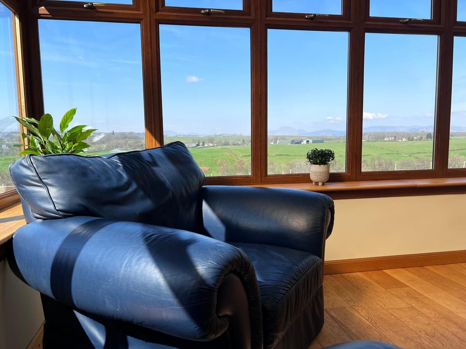 Communal lounge/ TV room, Natural landscape, Seating area, Mountain view
