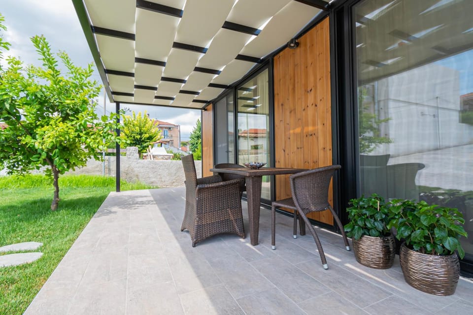 Property building, Garden, Balcony/Terrace, Garden view