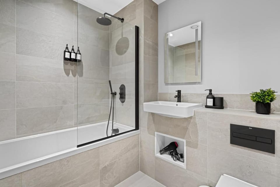 Family Friendly Gem Jewellery Q Apartment in Birmingham