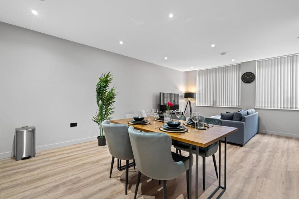 Family Friendly Gem Jewellery Q Apartment in Birmingham