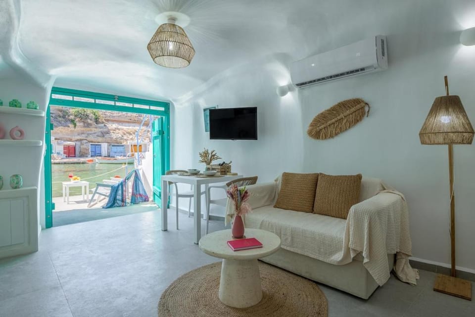 TV and multimedia, Living room, Seating area, Dining area, air conditioner