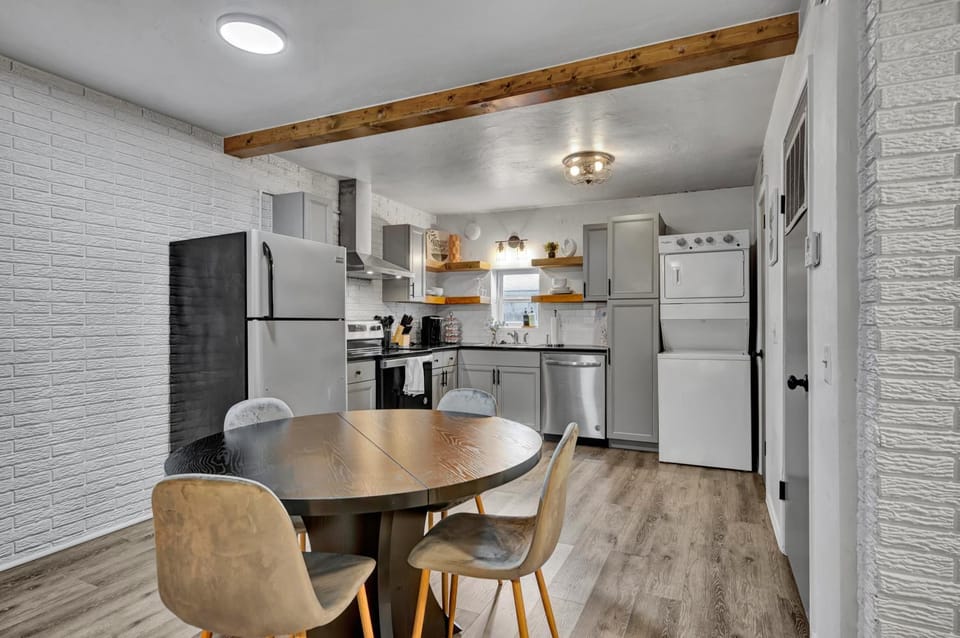 Kitchen or kitchenette, Dining area, oven