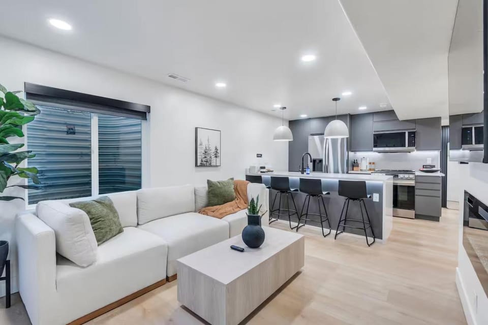 Kitchen or kitchenette, Seating area, Dining area