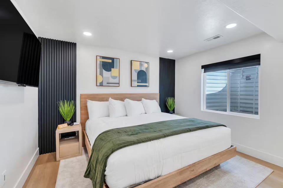 Bed, TV and multimedia, Bedroom