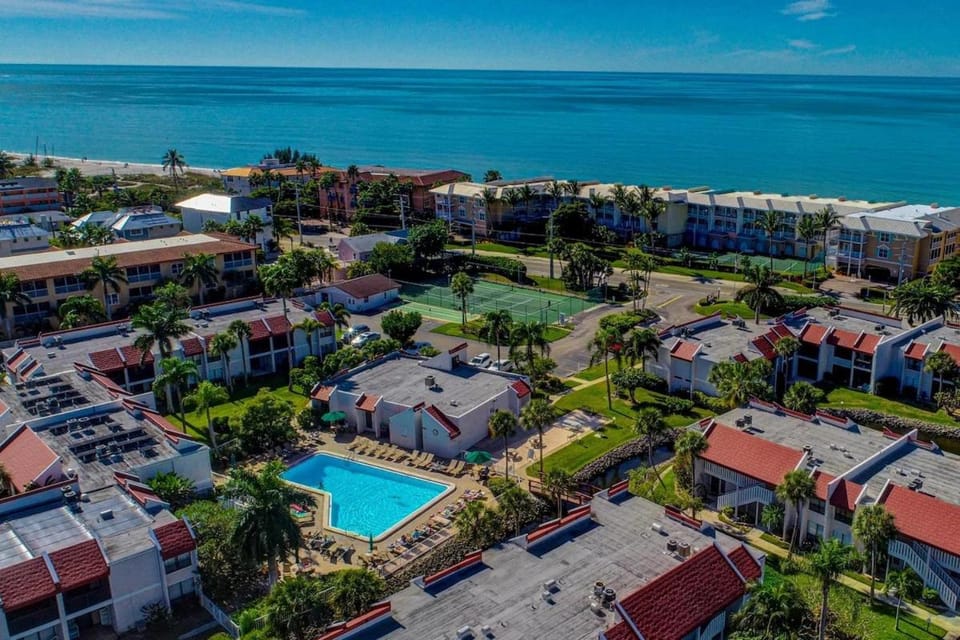 Island Oasis Retreat - 1 Minute Walk to the Beach Apartment in Bradenton Beach