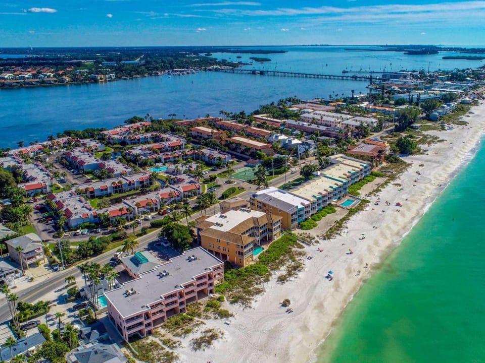 Island Oasis Retreat - 1 Minute Walk to the Beach Apartment in Bradenton Beach