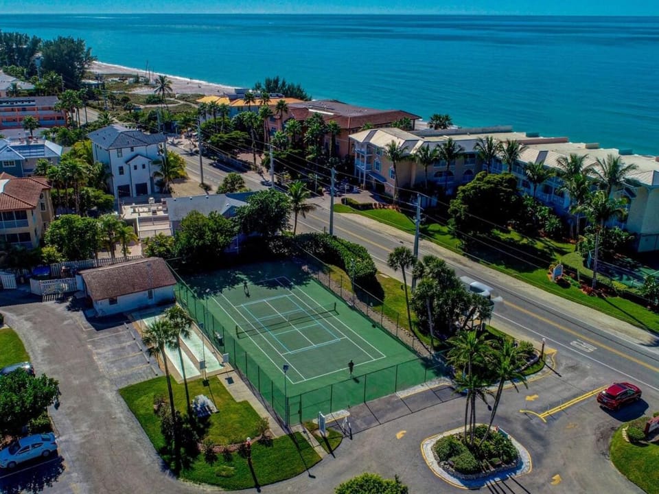 Island Oasis Retreat - 1 Minute Walk to the Beach Apartment in Bradenton Beach