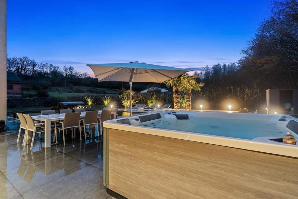 Villa Baloo avec piscine et jacuzzi Villa in Luxembourg