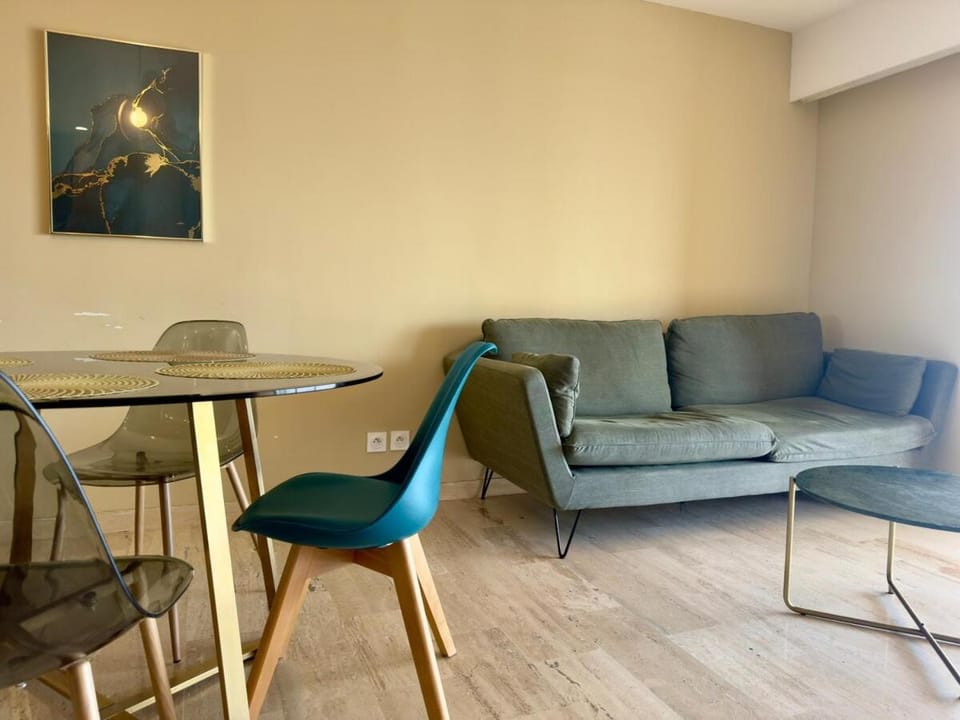 Sea view 4 people terrace 60 m & pool Apartment in Antibes