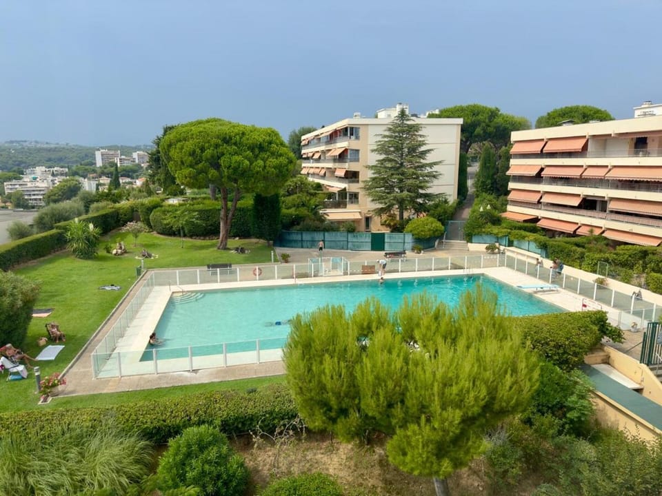 Sea view 4 people terrace 60 m & pool Apartment in Antibes