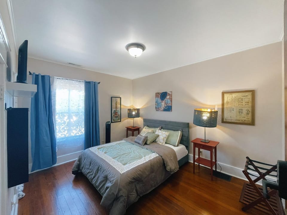 Victorian Home in Original Grandeur Downtown House in Kokomo