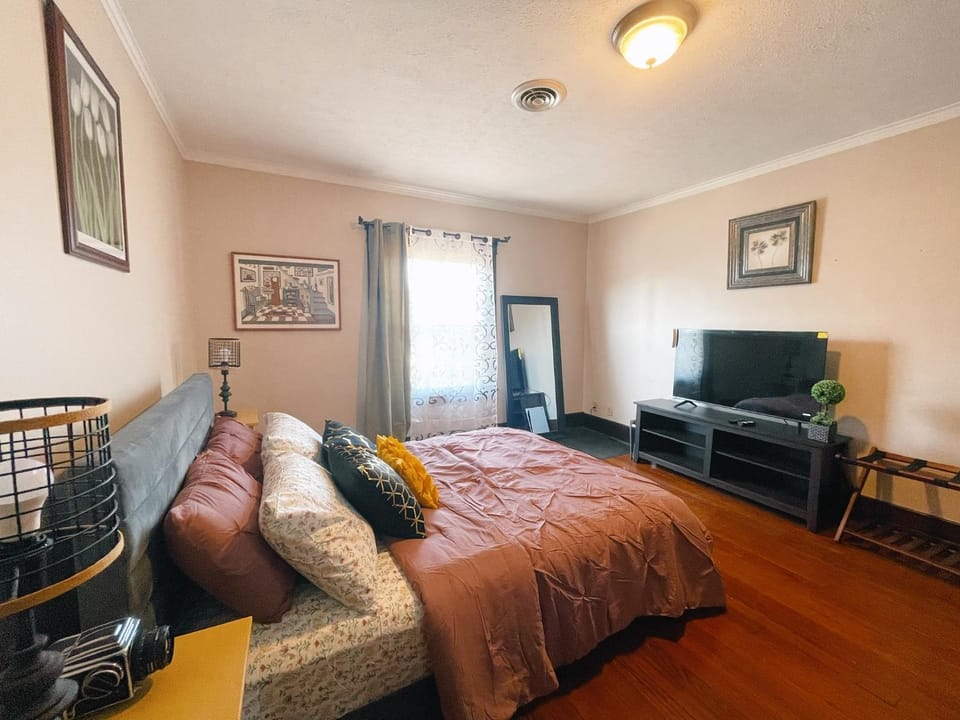 Victorian Home in Original Grandeur Downtown House in Kokomo