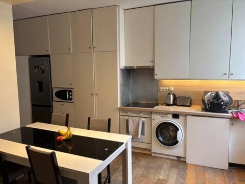 Spacious En-Suite Room by Champs Elysées Vacation rental in Paris
