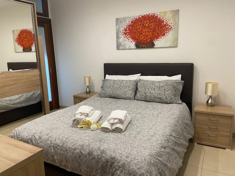 Bed, Photo of the whole room, Bedroom, towels