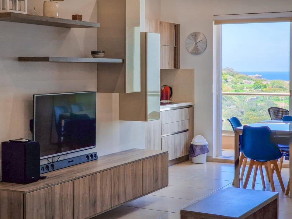 Natural landscape, TV and multimedia, Living room, Seating area, Dining area