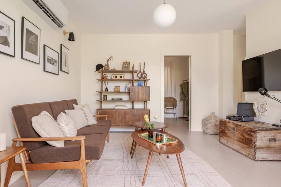TV and multimedia, Living room, Other, Seating area, air conditioner