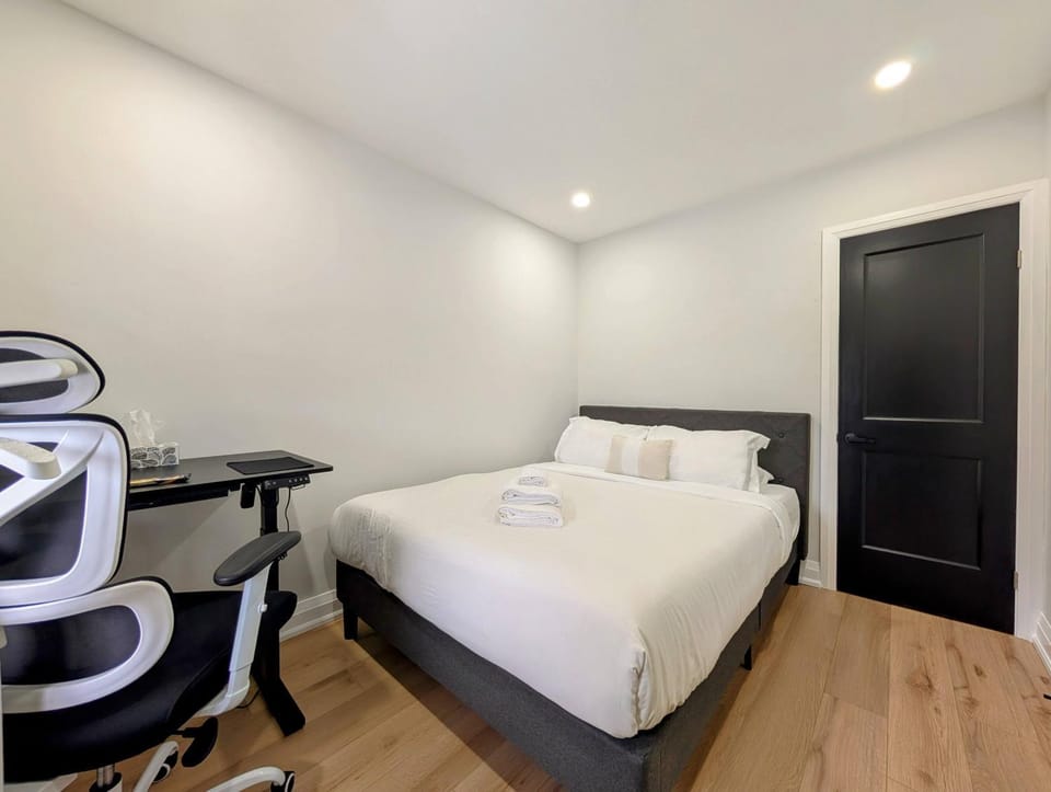 Hamilton Ontario 2 BR Wi-Fi Workspaces Near Ottawa House in Hamilton