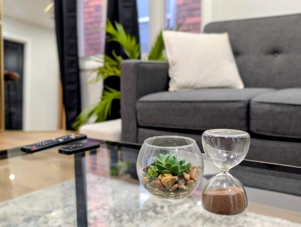 Hamilton Ontario 2 BR Wi-Fi Workspaces Near Ottawa House in Hamilton