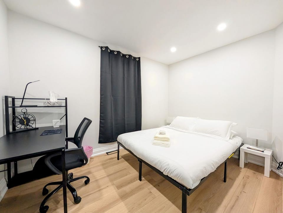 Hamilton Ontario 2 BR Wi-Fi Workspaces Near Ottawa House in Hamilton