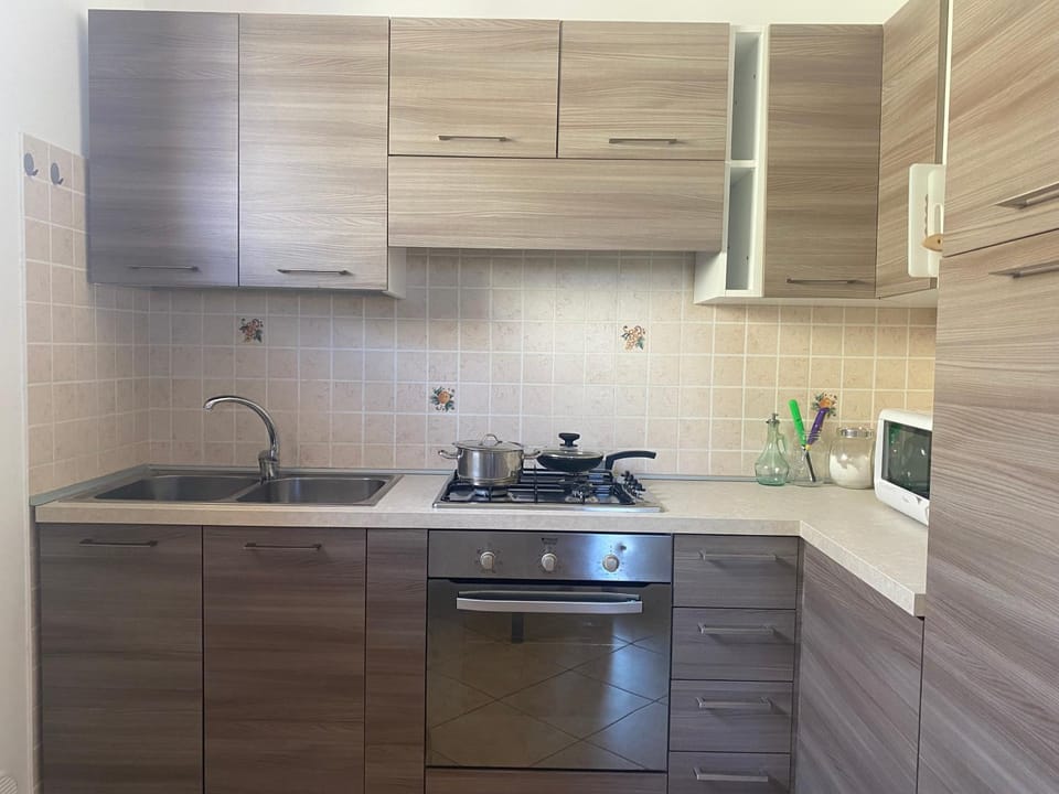 Coffee/tea facilities, Kitchen or kitchenette, oven, stove