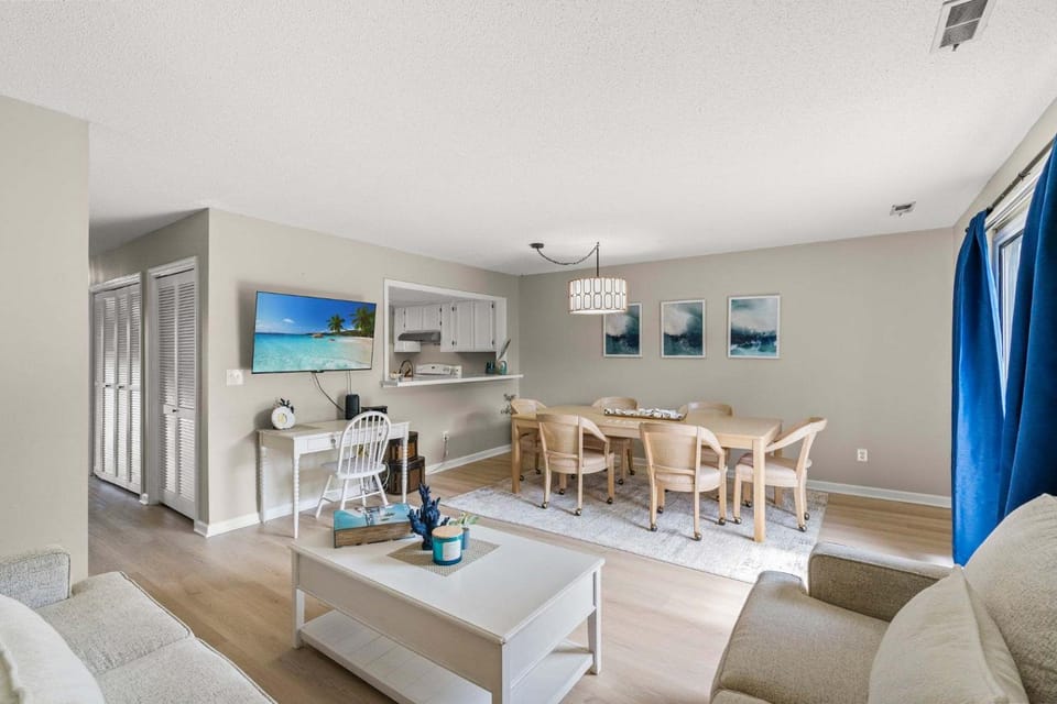 TV and multimedia, Living room, Seating area, Dining area