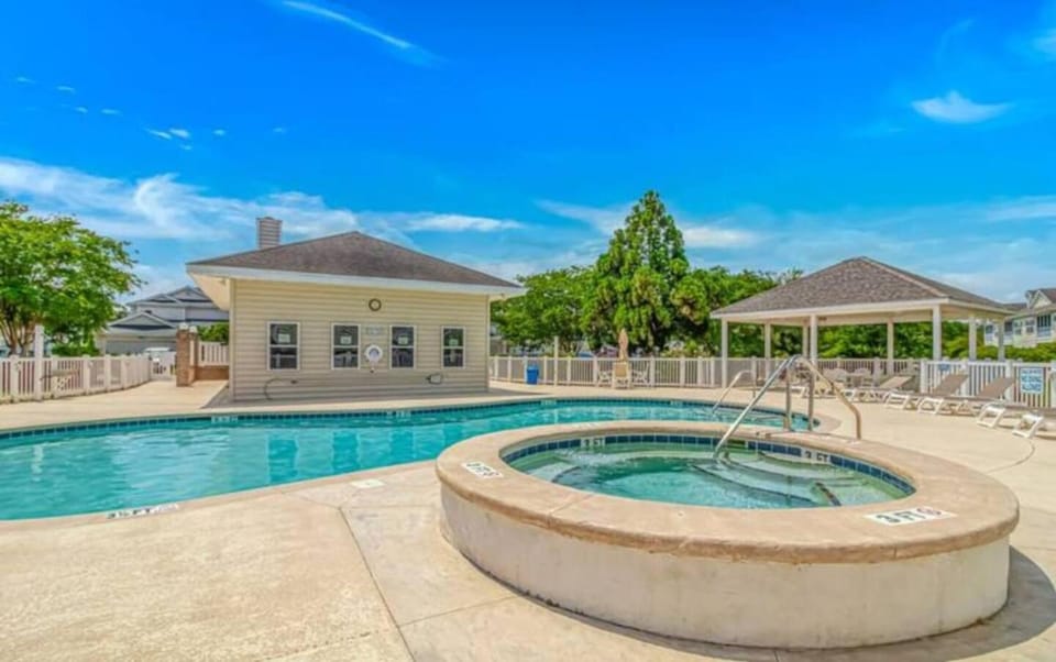 Property building, Day, Pool view, Swimming pool, Location, sunbed
