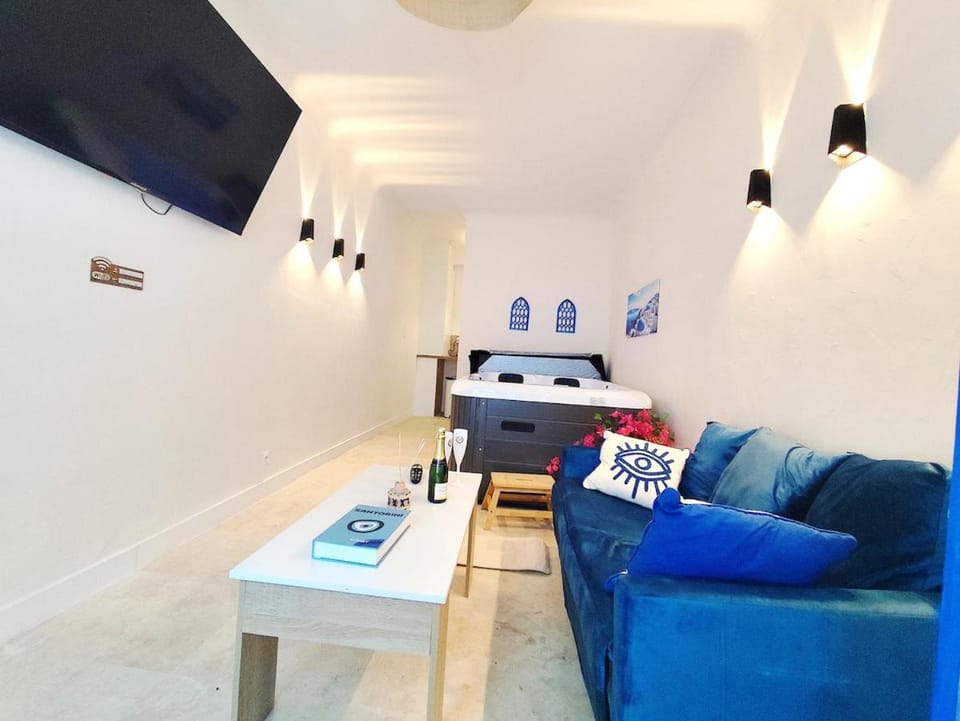 Santorini, Relaxing Spa, Terrace and Parking Apartment in Poitiers